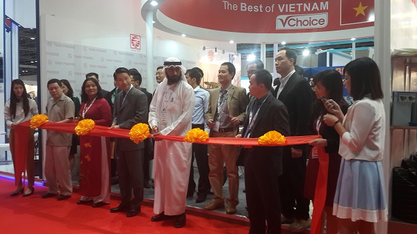 Đại sứ Việt Nam tại UAE Phạm Bình Đàm, Ông Phạm Việt Khoa và các đại biểu cắt băng khai trương gian hàng Việt Nam tại triển lãm