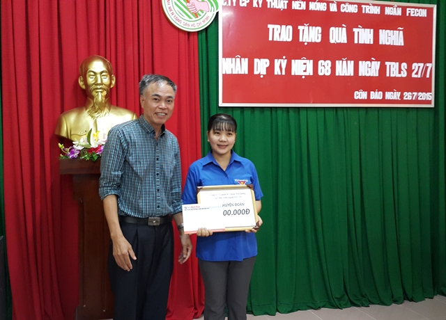 Ông Hà Thế Phương – Chủ tịch HĐQT FECON Mining tặng quà cho Huyện Đoàn Côn Đảo