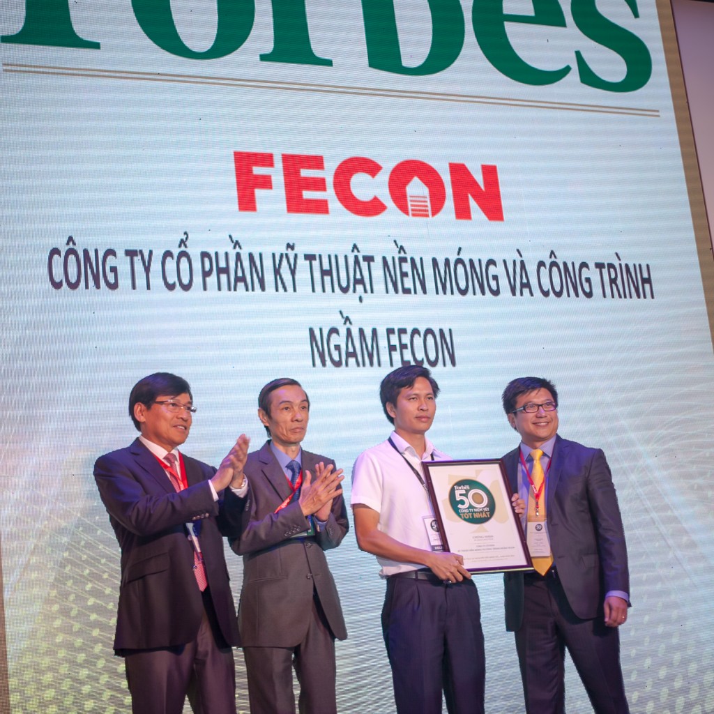 Ông Nguyễn Văn Thanh- Giám đốc Kinh doanh FECON lên nhận giải thưởng “Top 50 doanh nghiệp niêm yết tốt nhất trên thị trường chứng khoán Việt Nam năm 2014″ của tạp chí Forbes