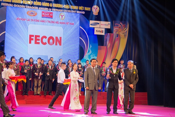 Ông Nguyễn Văn Thanh, Giám đốc Kinh doanh Công ty FECON nhận bằng khen và cúp “Thương hiệu mạnh Việt Nam” 2014