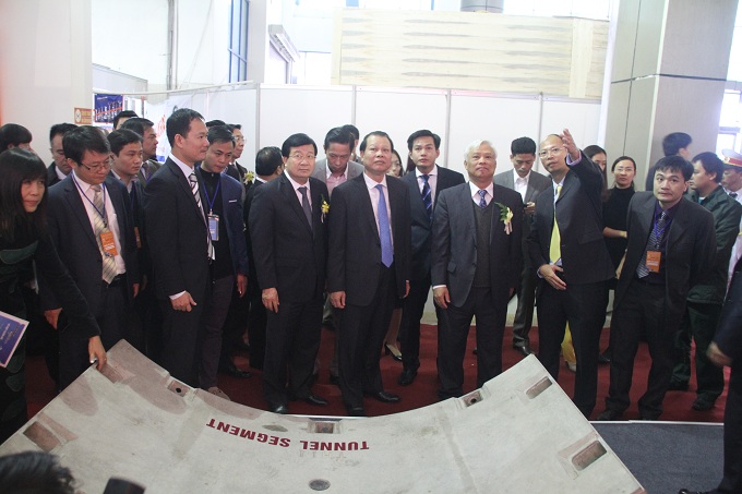 Phó thủ tướng Vũ Văn Ninh tới thăm gian hàng của FECON