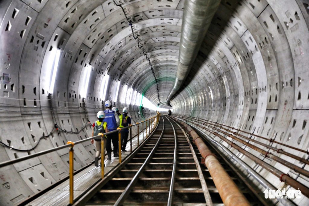 Hệ thống chiếu sáng và đường ray được lắp tạm suốt chiều dài hầm để phục vụ công tác thi công