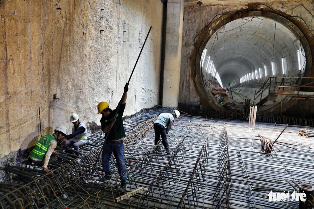 Công nhân thi công phần sàn để chuẩn bị đổ bêtông cho đường hầm đầu tiên sau khi lắp xong