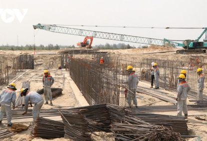NGƯỜI FECON “VƯỢT NẮNG” TRÊN CÔNG TRƯỜNG KHU BẾN CẢNG MỸ THỦY, QUẢNG TRỊ